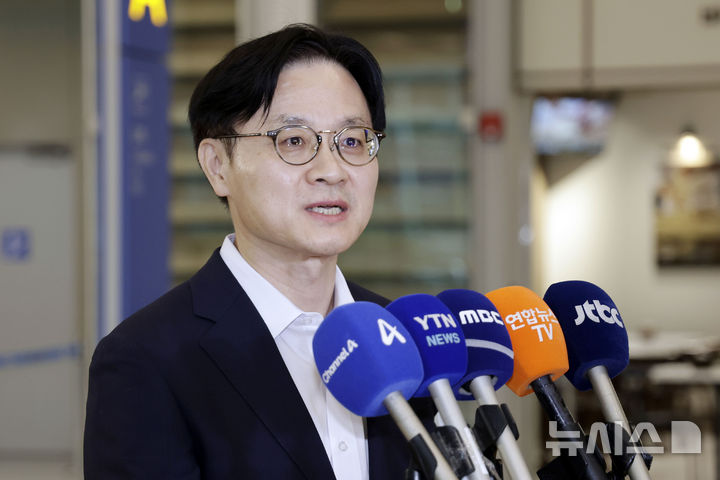[인천공항=뉴시스] 최동준 기자 = 미국 트럼프 정부 관계자들을 만난 김정관 산업통상부 장관이 20일 인천국제공항을 통해 귀국해 취재진 질문에 답변하고 있다. 2026.08.20. photocdj@newsis.com