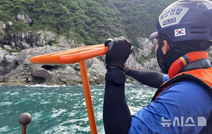 [전남광주=뉴시스] 잠수부 구조하는 목포해경. (사진=목포해양경찰서 제공). photo@newsis.com *재판매 및 DB 금지