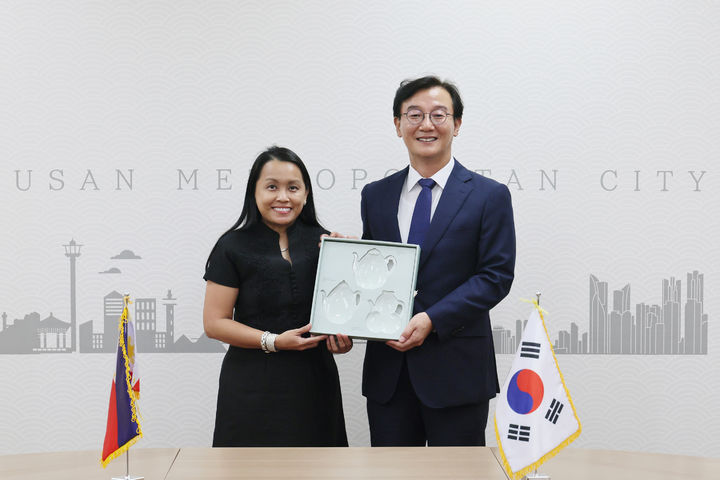 [부산=뉴시스] 부산시는 전재수 부산시장이 지난 20일 오후 레아 빅토리아 카라다 주부산 필리핀 총영사를 만나 우호 협력 및 교류 확대 방안을 논의했다고 21일 밝혔다. (사진=부산시 제공) 2026.08.21. photo@newsis.com *재판매 및 DB 금지