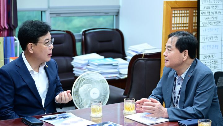 [김천=뉴시스] 배낙호 시장이 송언석(왼쪽) 의원과 주요 사업을 논의하고 있다. (사진=김천시 제공) 2026.08.21 photo@newsis.com *재판매 및 DB 금지