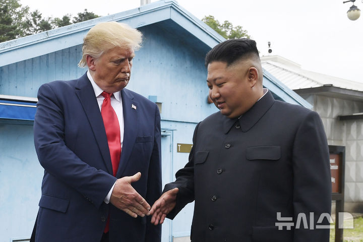 [판문점=AP/뉴시스] 미 태평양사령부는 20일(현지 시간) '북한 미사일 발사에 관한 성명'에서 "최근 미사일 발사를 인지하고 있다"며 "동맹 및 파트너들과 긴밀히 협의하고 있다"고 밝혔다. 사진은 2019년 6월30일 판문점 비무장지대(DMZ)에서 김정은(오른쪽) 북한 국무위원장과 도널드 트럼프 미국 대통령이 악수하려는 모습. 2026.08.21.