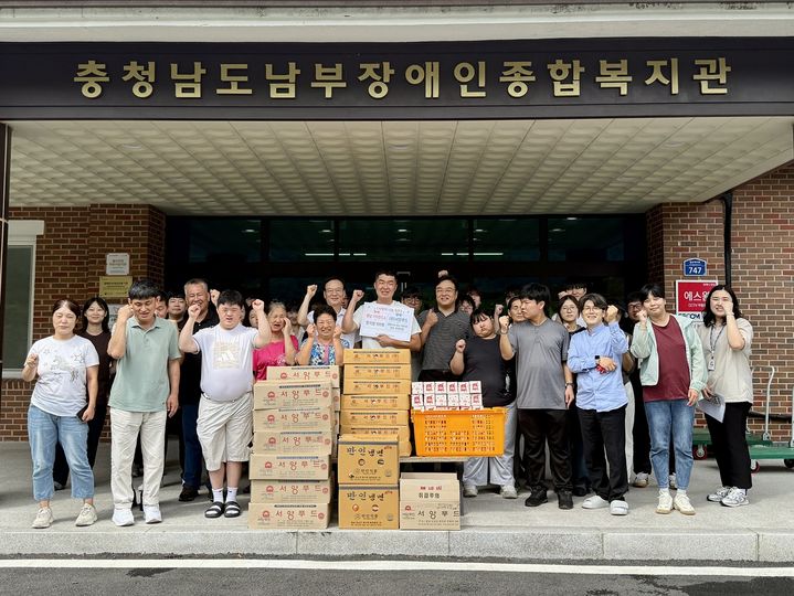 [서울=뉴시스] 장애인기업종합지원센터 충남 가치만드소의 후원물품 전달식. (사진=장애인기업종합지원센터 제공) 2026.08.21. photo@newsis.com *재판매 및 DB 금지