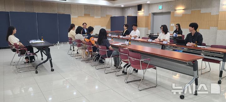 [군포=뉴시스] 군포시가 지난 20일 시청 별관 회의실에서 10대 청소년 자살 예방 및 위기 관리 협력체계 구축을 위한 '군포시 청소년 생명지킴 지역안전망 협의회' 첫 회의를 개최하고 있다. (사진 제공=군포시).2026.08.21.photo@newsis.com