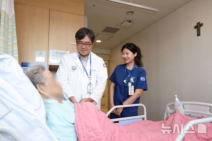 [서울=뉴시스] 김용한 서울성모병원 심뇌혈관병원 심장혈관흉부외과 교수(왼쪽)팀이 응급 심장 수술이 필요한 초고령 환자를 전원받아 무사히 치료했다. 환자는 회복 과정에서 발견된 부정맥까지 함께 치료받고 건강하게 퇴원했다. (사진= 서울성모병원 제공)