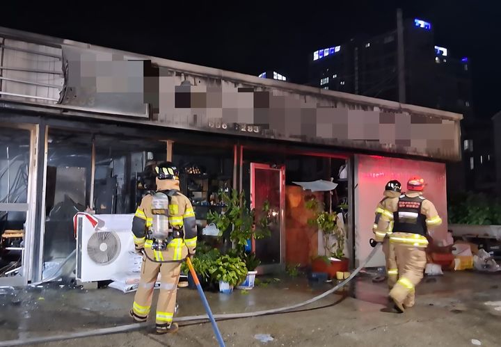 [영주=뉴시스] 영주시 풍기읍 상가 화재 현장 (사진=경북소방본부 제공) 2026.08.21. photo@newsis.com *재판매 및 DB 금지