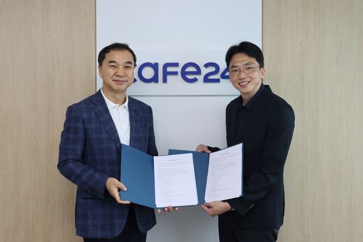 [서울=뉴시스] 20일 카페24가 한국직업전문학교와 AI 인재 양성을 위한 산학협력 업무협약(MOU)을 체결했다. 노수열 한국직업전문학교 대표(왼쪽)과 김재은 카페24 비즈플랫폼팀 총괄팀장(오른쪽)이 기념사진을 촬영하고 있다. (사진=카페24 제공) 2026.08.21. photo@newsis.com *재판매 및 DB 금지