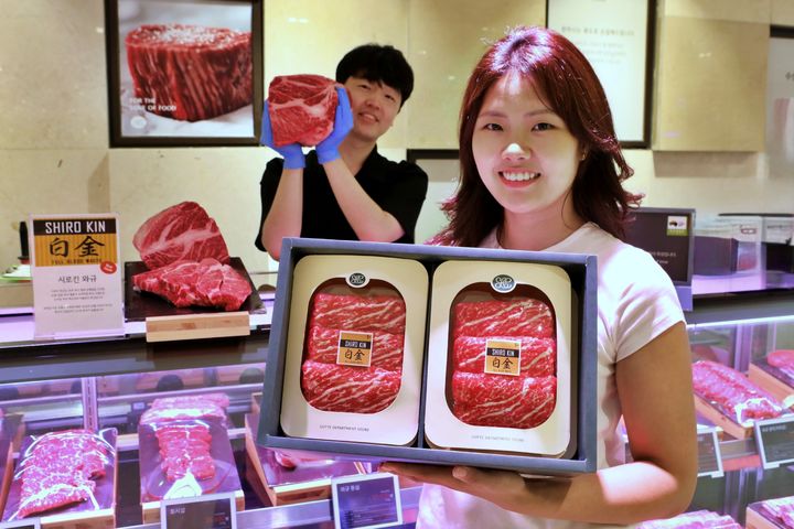 [서울=뉴시스] 롯데백화점 명절 선물세트를 선보이고 있는 모델들. (사진=롯데백화점 제공) *재판매 및 DB 금지