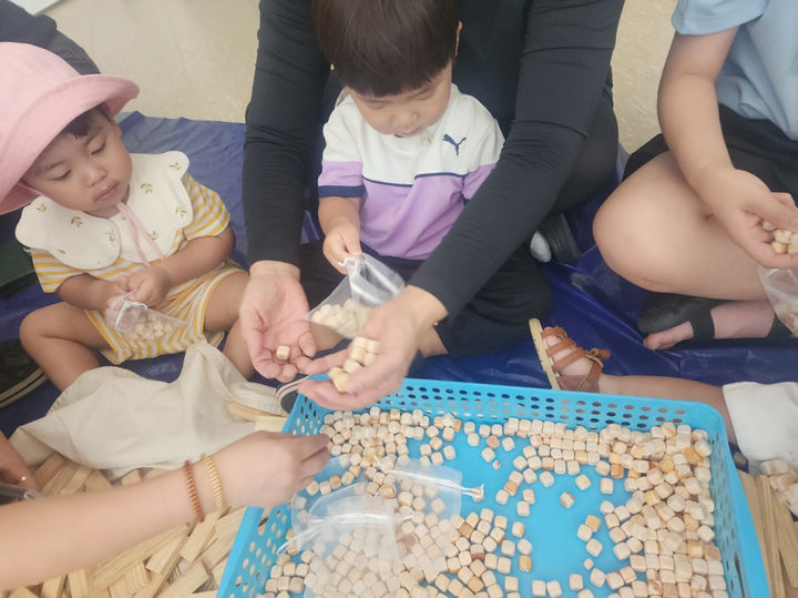 [논산=뉴시스]논산시가 이달 초부터 2주 간 양촌자연휴양림에서 실시한 '조물조물 나무 놀이터'를 성황리에 마무리했다. (사진=논산시 제공) 2026.08.21 photo@newsis.com *재판매 및 DB 금지
