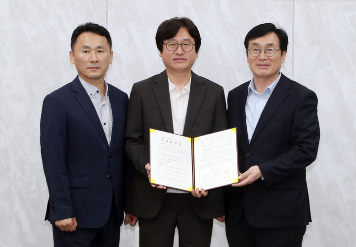 [청주=뉴시스] 21일 오전 충북 청주시 상당구 청주시청 임시청사 직지실에서 열린 충북도·청주시·나유타 업무 협약식에서 이장섭(오른쪽) 청주시장과 한충완(왼쪽) 충북도 투자유치국장, 방상규 나유타 대표이사가 기념 촬영하고 있다. (사진=청주시 제공) 2026.08.21. photo@newsis.com *재판매 및 DB 금지