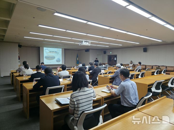 [부천=뉴시스] 경기 부천시는 20일 고도제한완화 추진위원회 민간위원을 대상으로 '김포공항 주변 고도제한 관련 설명회'를 개최했다. (사진=부천시 제공) 2026.08.21. photo@newsis.com