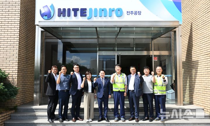 [완주=뉴시스] 성중기 완주군의장(가운데)과 하이트진로 전주공장 임직원 등이 기념촬영을 하고 있다. (사진= 완주군의회 제공) *재판매 및 DB 금지