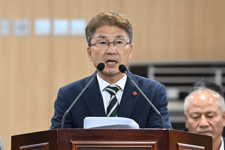 [제주=뉴시스] 이상봉 제주시장 후보자가 21일 오전 제주도의회에서 열린 인사청문회에서 모두발언을 하고 있다. (사진=제주도의회 제공) 2026.08.21. photo@newsis.com *재판매 및 DB 금지