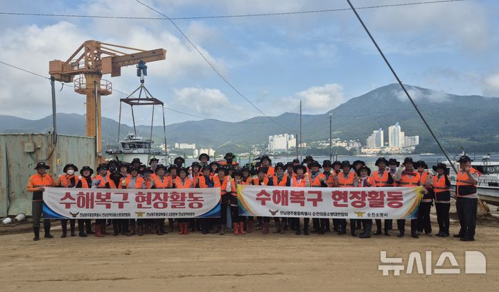 [거제=뉴시스]21일 경남 거제시 수해복구 지원을 위해 방문한 전남광주통합특별시 전남권 어용소방대원들이 단체사진을 찍고 있다.(사진=경남소방본부 제공) 2026.08.21. photo@newsis.com