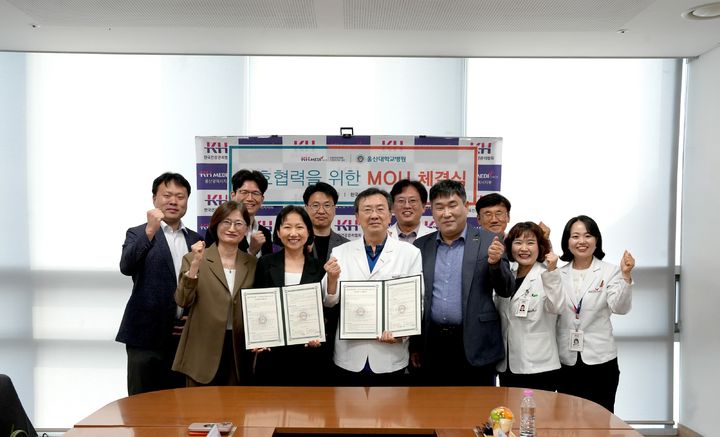 [울산=뉴시스] 울산대학교병원은 한국건강관리협회 울산지부와 20일 한국건강관리협회 울산사업장에서 진료협력 업무협약을 체결했다.. (사진=울산대병원 제공) photo@newsis.com *재판매 및 DB 금지