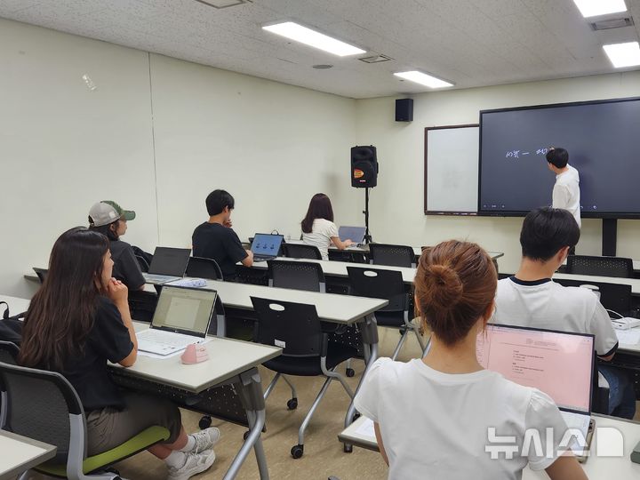 [성남=뉴시스] 가천대학교 대학일자리플러스센터가 취업바로가기 특강을 진행하고 있다. (사진=가천대 제공) 2026.08.21. photo@newsis.com