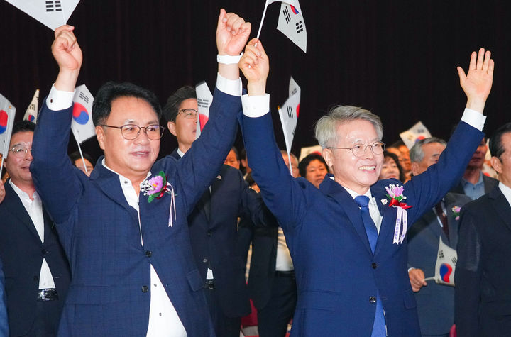 [전남광주=뉴시스] 민형배 전남광주특별시장(오른쪽)과 송형곤 전남광주특별시의회 의장(왼쪽)이 제81주년 광복절 경축식에서 만세삼창을 하는 모습. (사진=전남광주시 제공) photo@newsis.com *재판매 및 DB 금지