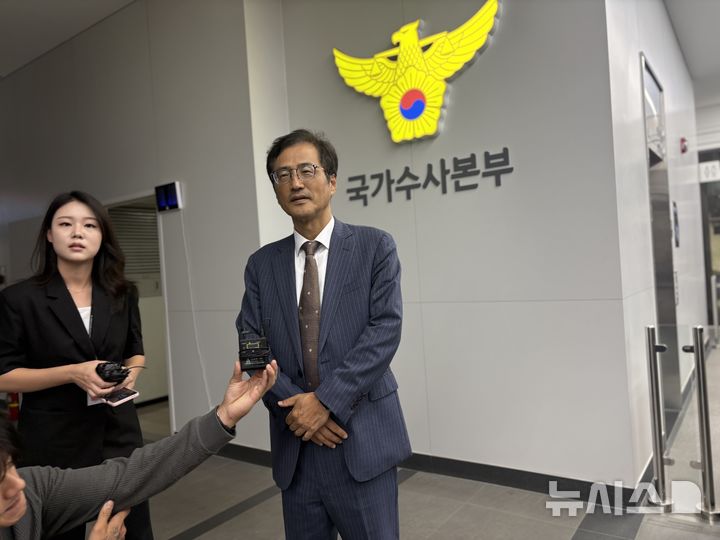 [서울=뉴시스]최은수 기자=이태한 중앙선거관리위원회 관련 의혹 특별검사가 21일 서울 서대문구 경찰청에서 유재성 경찰청장 직무대행 및 박성주 국가수사본부장과의 면담을 마친 뒤 국가수사본부 1층 로비에서 취재진의 질문에 답하고 있다.2026.08.21 eschoi@newsis.com