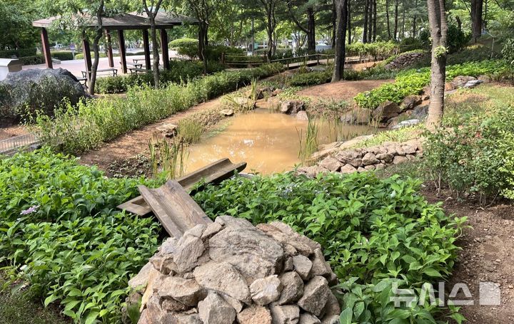 [안양=뉴시스] 경기 안양시 병목안 시민공원에 조성된 친환경 인공습지. (사진=안양시 제공) 2026.08.21. photo@newsis.com