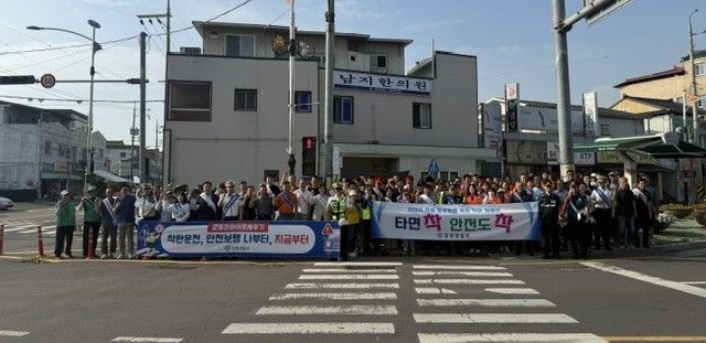 [창녕=뉴시스] 안지율 기자 = 창녕경찰서가 착한운전! 안전보행! 나부터! 지금부터! 교통문화바로세우기 릴레이 캠페인을 하고 있다. (사진= 창녕경찰서 제공) 2026.08.21. photo@newsis.com *재판매 및 DB 금지