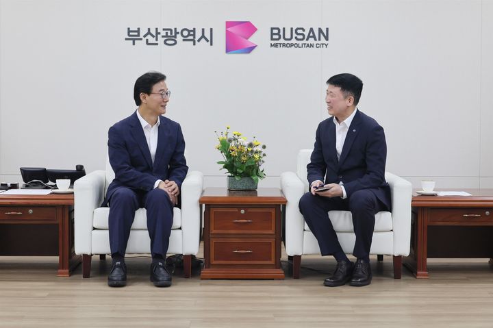 [부산=뉴시스] 21일 전재수(왼쪽) 부산시장이 이윤상 가덕도신공항건설공단 이사장과 접견에서 가덕도신공항 건설사업의 주요 현안을 이야기하고 있다. (사진=부산시 제공) 2026.08.21. photo@newsis.com *재판매 및 DB 금지