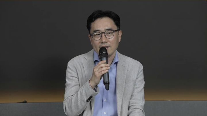 [서울=뉴시스] 21일 카카오 인적분할 관련 컨퍼런스콜에서 김도영 카카오X 대표 내정자가 취재진의 질문에 답하는 모습. (사진=카카오 제공) *재판매 및 DB 금지