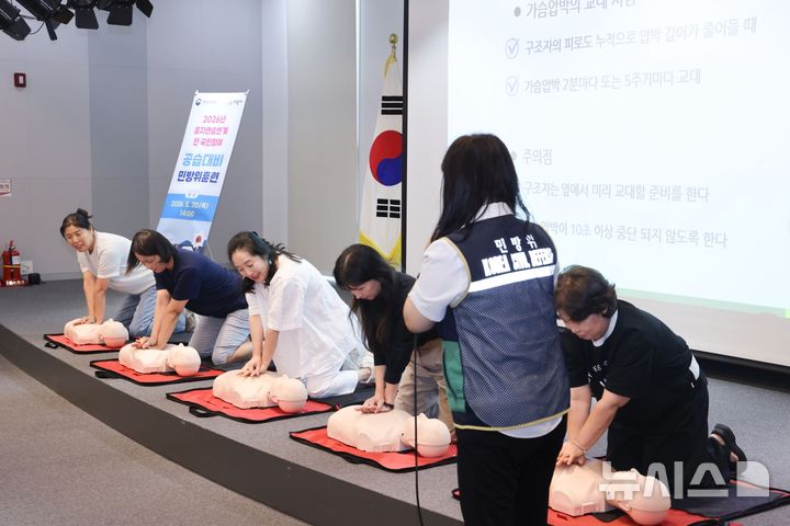 [의왕=뉴시스] 전 국민 공습 대비 민방위 훈련 참석자들이 심폐소생술 실습 교육을 하고 있다. (사진=의왕시 제공).2026.08.21. photo@newsis.com