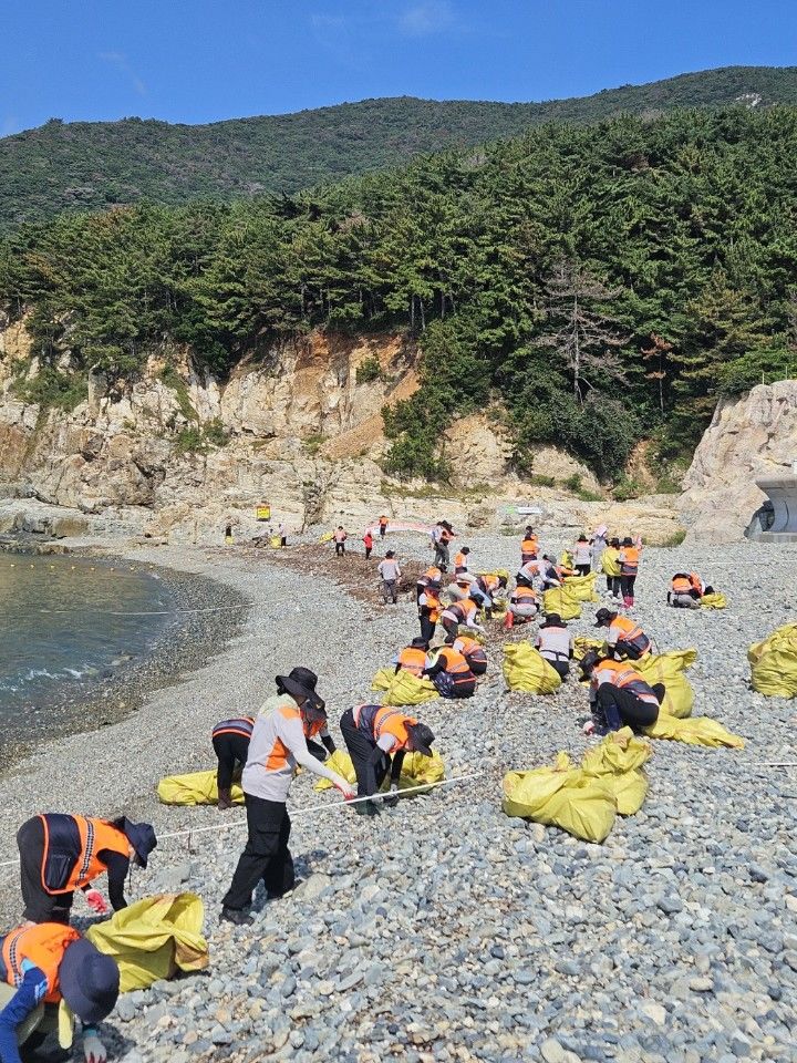 [거제=뉴시스] 신정철 기자= 경남소방본부는 21일, 전국 9개 시·도 680명의 의용소방대가 오는 23일까지 3일간 경남 거제 지역 수해 복구 현장에 참여한다고 밝혔다.사진은 21일 순천의용소방대원들의 거제시 남부면 여차해수욕장 토사 제거 작업 모습.(사진=경남소방본부 제공).2026.08.21. photo@newsis.com *재판매 및 DB 금지