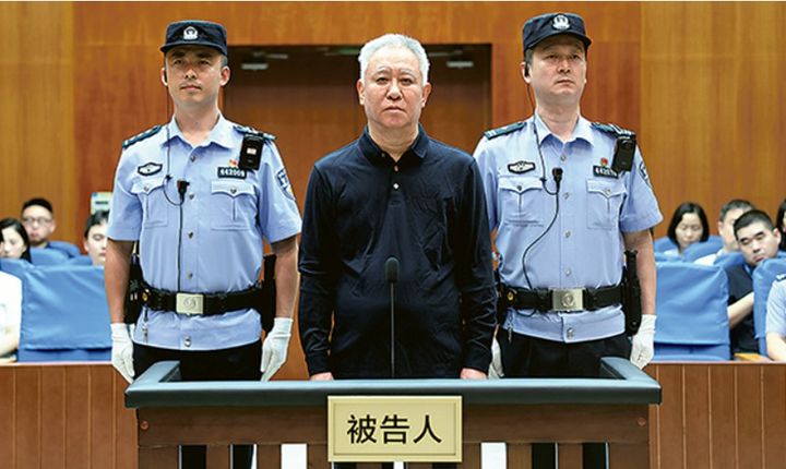 [서울=뉴시스] 중국 부동산 대기업 헝다 그룹의 쉬자인 전 회장이 20일 광둥성 선전시 중급법원에서 종신형과 재산 몰수, 정치 권리 박탈 등을 선고받고 있다. (출처: 명보) 2026.08.21.&nbsp; *재판매 및 DB 금지