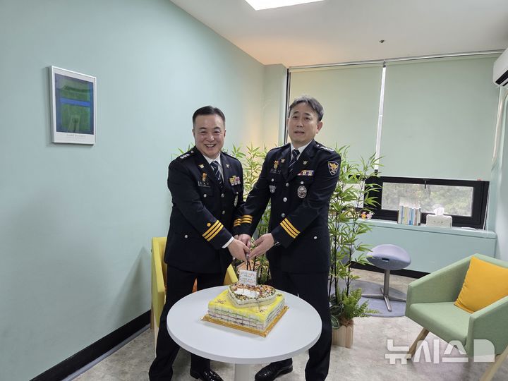 [서울=뉴시스]고선영 수습기자=은평경찰서는 21일 오후 본관 4층에 직원들의 심리상담과 휴식을 위한 '마음동행 온(溫)마루'를 개소했다. 2026.08.21 sunzero@newsis.com