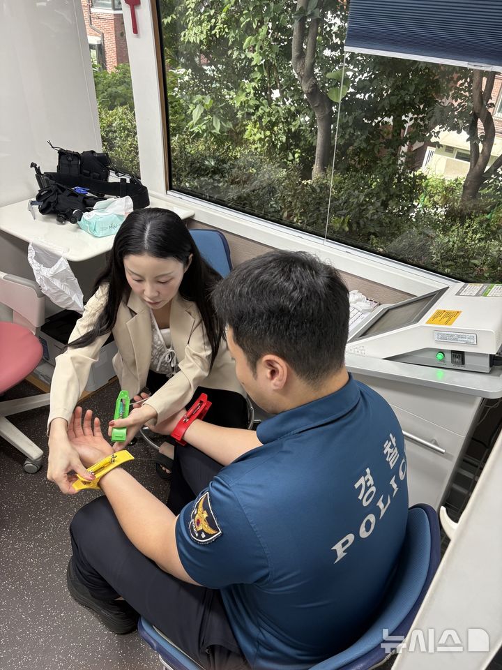 [서울=뉴시스]고선영 수습기자=은평경찰서는 지난 12~13일 이틀간 국립정신건강센터가 운영하는 45인승 '마음안심버스'를 경찰서로 불러 직원들의 마음건강 상태를 점검했다. 2026.08.21 sunzero@newsis.com