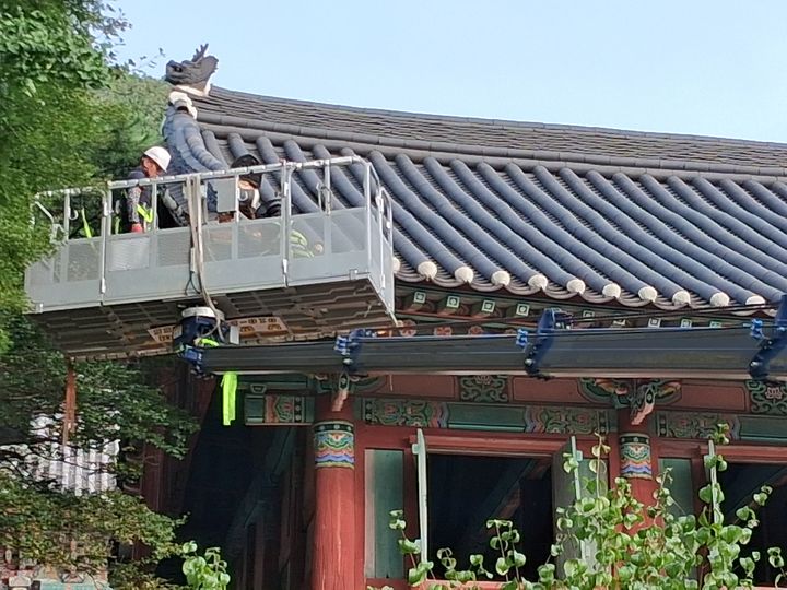 [진주=뉴시스]경남서부문화유산돌봄센터 직원들이 사천 다솔사 대양루 지붕을 보수 모습.(사진=경남서부문화유산돌봄센터 제공).2026.08.21.photo@newsis.com *재판매 및 DB 금지