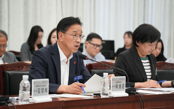 [제주=뉴시스] 위성곤 제주지사가 21일 오후 제주도청 탐라홀에서 열린 도지사 직속 민생경제 상황실 관광분야 회의에서 발언하고 있다. (사진=제주도 제공) 2026.08.21. photo@newsis.com *재판매 및 DB 금지