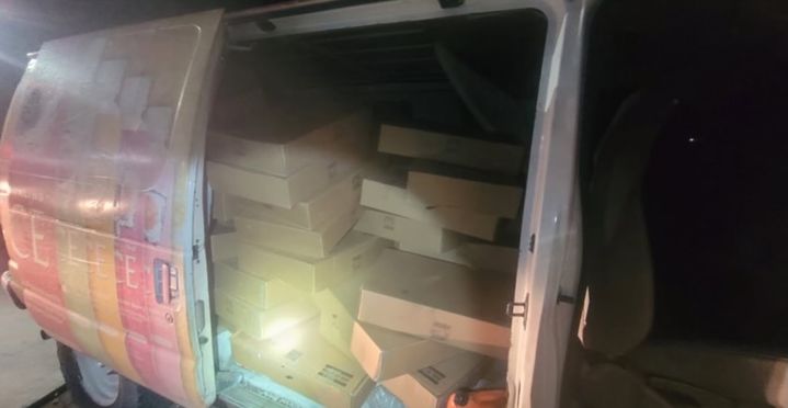 [서울=뉴시스]미국에서 화물열차에서 도난당한 2만 8000달러(약 3882만원) 상당의 레고 세트가 캘리포니아 사막의 버려진 밴 안에서 무더기로 발견됐다. (사진=인스타그램'sbcsd_barstowsheriffsstation' 캡처)