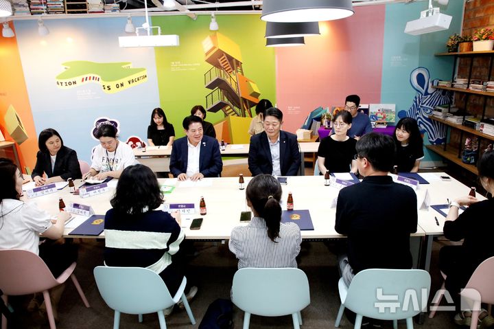 [안양=뉴시스] 최대호 안양시장이 지난 20일 시청 접견실에서 열린 ‘제1회 전 직원 인공지능(AI) 활용 경진대회’ 수상자들과 간담회를 하고 있다. (사진=안양시 제공).