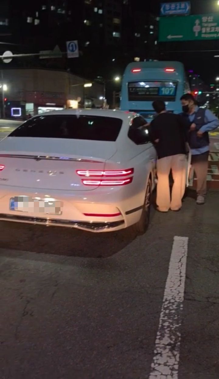 [부산=뉴시스] 지난 18일 오후 부산 기장군 도로에서 107번 시내버스를 운행하던 송재호(40대)씨가 음주운전으로 의심되는 차량 앞을 버스로 가로막고 있다. (사진=부산시버스운송사업조합 제공) 2026.08.21 photo@newsis.com *재판매 및 DB 금지