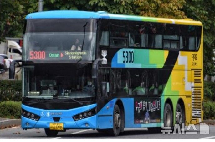 [오산=뉴시스] 5300번 친환경 2층 전기 저상버스 모습 (사진=오산시 제공) 2026.08.21.photo@newsis.com 