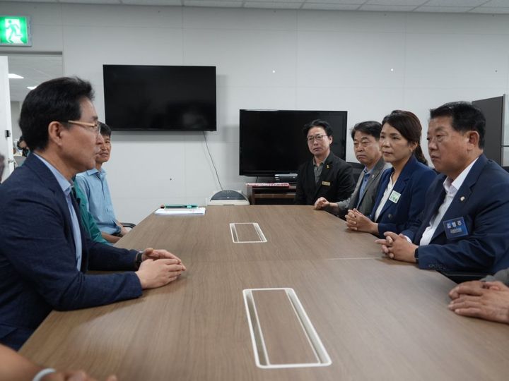 21일 서울교통공사를 항의 방문한 김병주 국회의원이 서울교통공사 관계자와 협의를 진행하고 있다. (사진=김병주의원실 제공) photo@newsis.com *재판매 및 DB 금지