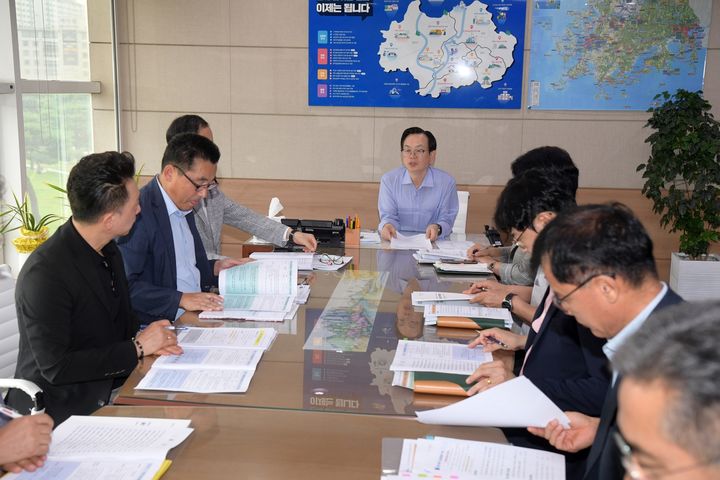 [전남광주=뉴시스] 송창헌 기자 = 고광완 전남광주통합특별시 안전민생부시장이 21일 오후 광주청사 부시장실에서 열린 군공항 이전 관련 무안군 지원사업 전담팀(TF) 회의를 주재하고 있다. (사진=전남광주통합특별시 제공) 2026.08.21 photo@newsis.com *재판매 및 DB 금지
