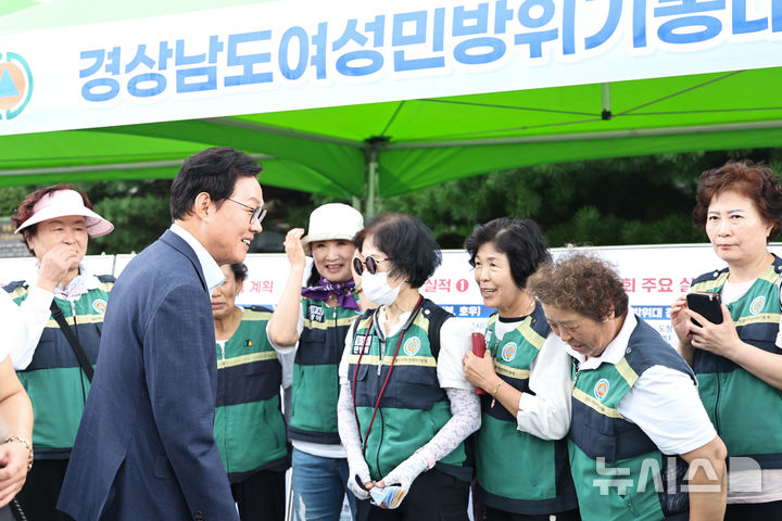 [창원=뉴시스]박완수 경남도지사가 21일 오전 도청 야외광장에서 마련된 경상남도여성민방위기동대 연합회 을지연습 홍보부스를 방문해 격려하고 있다.(사진=경남도 제공) 2026.08.21. photo@newsis.com