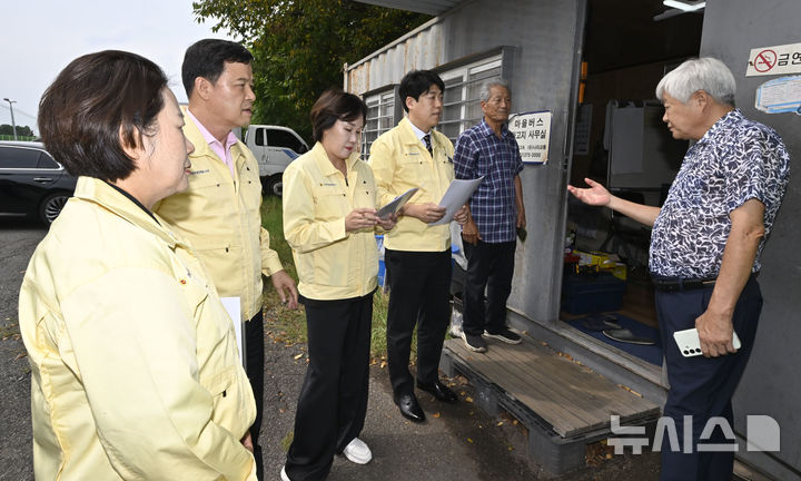 [전남광주=뉴시스] 양시원 기자 = 21일 전남광주 서구 매월동 한 마을버스 차고지에서 전남광주통합특별시의회 도로교통위원회 소속 의원들이 광주 마을버스운송사업조합 관계자들과 만나 지원 대책 등을 논의하고 있다. 2026.08.21. goodwrite97@newsis.com