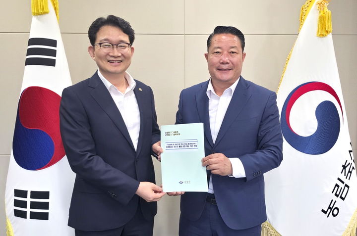 [순창=뉴시스] 지난 20일 농식품부 '농어촌 기본소득 시범사업 간담회'에 참석한 최영일 순창군수(오른쪽)가 김종구 차관(왼쪽)에게 '햇빛소득마을 활성화를 위한 농어촌공사 저수지 활용 관련 제도 개선 건의안'을 전달하고 있다. *재판매 및 DB 금지