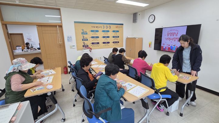 [거창=뉴시스] 거창군 권역별 기억학당, 하반기 치매예방 프로그램 운영 (사진=거창군 제공) 2026. 08. 21. photo@newsis.com *재판매 및 DB 금지