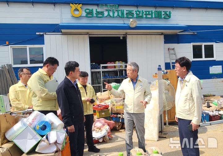 [거제=뉴시스]김기진 기자=21일 강호동(오른쪽에서 두번째) 농협중앙회장이 최근 극한 호우로 수해를 겪은 경남 거제시 둔덕농협을 찾아 김임준(오른쪽 첫번째) 둔덕농협조합장과 침수 피해를 입은 영농자재판매장 앞에서 이야기를 나누고 있다. 2026.08.21.sky@newsis.com