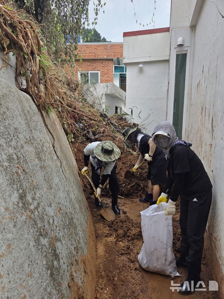 [통영=뉴시스]경남도의회 기획행정위원회 소속 의원과 직원들이 21일 통영시 도천동 민양마을 일원 침수 주택을 찾아 수해 복구 지원 활동을 펼치고 있다.(사진=경남도의회 제공) 2026.08.21. photo@newsis.com