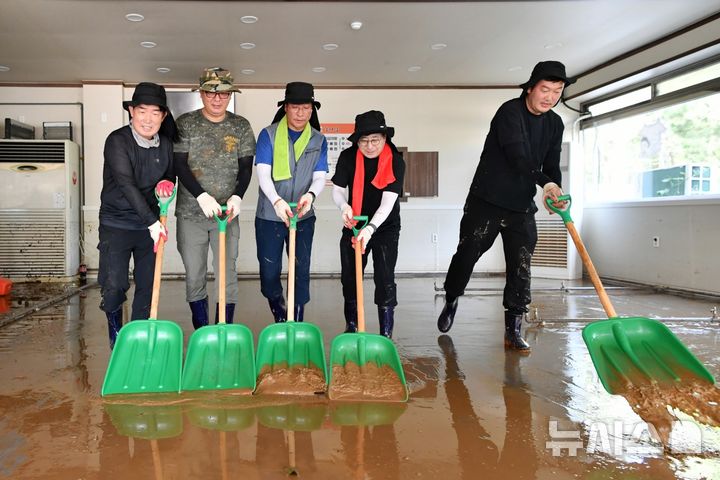 [거제=뉴시스]경남도의회 경제환경위원회 소속 의원과 직원들이 지난 20일 거제시 고현동 상가 밀집지역을 찾아 수해복구 활동을 하고 있다.(사진=경남도의회 제공) 2026.08.21. photo@newsis.com