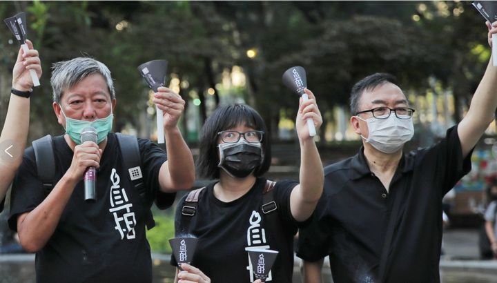 [홍콩=AP/뉴시스] 민주화 운동가 리척얀, 저우항퉁, 장만광(왼쪽부터)이 2020년 6월 4일 홍콩 빅토리아 공원에서 1989년 톈안먼 사태 희생자들을 추모하는 모임에 참석하고 있다. 2026.08.21. *재판매 및 DB 금지