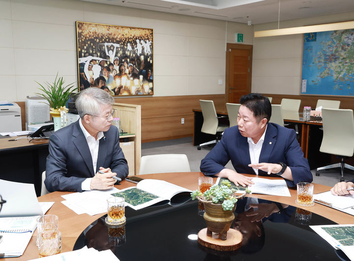 [전남광주=뉴시스] 임지락 전남광주 화순군수는 21일 민형배 전남광주통합특별시장에게 반도체국가산단 공급 용수원인 동복댐 증축과 관련해 인접 주민 지원·상생 대책 등을 건의했다. (사진=화순군 제공) 2026.08.21. photo@newsis.com *재판매 및 DB 금지