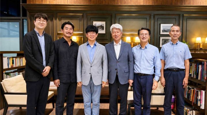 [대전=뉴시스] 구강-장 관계 축 마이크로바이옴을 이용해 소화기암 판별모델을 개발한 연구진.(왼쪽부터) 허지원 충남대 교수, 장래근 연세대 박사후연구원, 김지현 연세대 교수, 이용찬 연세대 의대 교수, 김태일 연세대 의대 교수, 지선하 연세대 교수.(사진=연구재단 제공) *재판매 및 DB 금지