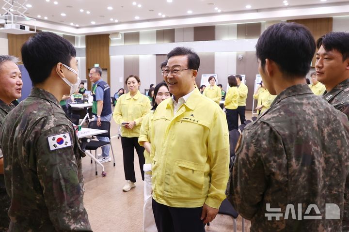 [의왕=뉴시스] 김성제 의왕시장이 을지연습 참가자를 격려하고있다. (사진=의왕시 제공).2026.08.21. photo@newsis.com