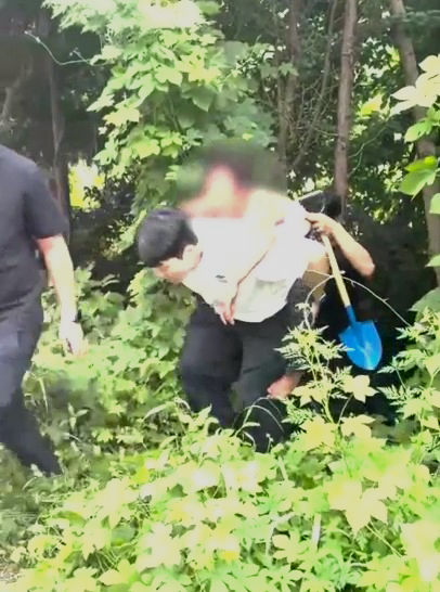 [정읍=뉴시스] 21일 전북 정읍시에서 실종 신고가 접수된 80대 여성을 경찰이 수색 끝에 발견하고 밖으로 구조하고 있다. (사진=정읍경찰서 제공) 2026.08.21. photo@newsis.com *재판매 및 DB 금지